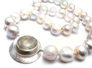 "1- Pearl clasp"